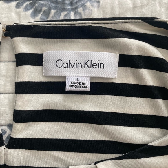 Calvin Klein women’s black and white striped sleeveless top. - Picture 3 of 5